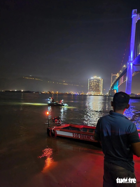 Hơn 10 người nhảy cầu trong 1 tháng, nhóm cứu hộ viết tâm thư ‘mong mọi người tiếp tục sống’- Ảnh 3. Việc tìm kiếm phải diễn ra xuyên đêm - Ảnh: SOS Đà Nẵng