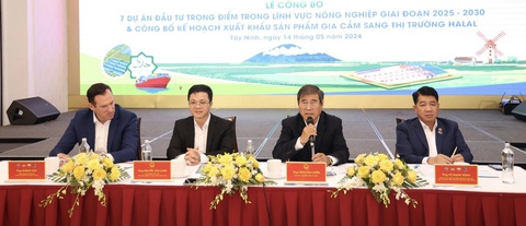Đạt vùng an toàn dịch bệnh là 'đòn bẩy' để Tây Ninh mở rộng xuất khẩu- Ảnh 1. Phó chủ tịch UBND tỉnh Tây Ninh Trần Văn Chiến trả lời họp báo vào sáng 14-5 - Ảnh: GIAI THỤY