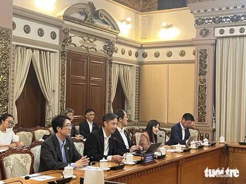 TP.HCM muốn doanh nghiệp Nhật Bản chung tay đẩy nhanh tuyến metro số 1 sớm hoạt động- Ảnh 1. Ban lãnh đạo Hiệp hội Doanh nghiệp Nhật Bản tại TP.HCM chào ra mắt lãnh đạo TP.HCM chiều 14-5 - Ảnh: N.BÌNH