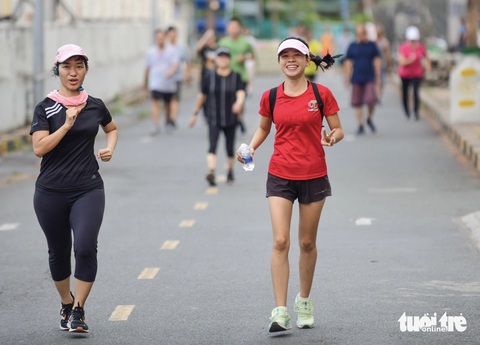 TP.HCM: Tổ chức giải chạy bộ sẽ đóng phí sử dụng tạm lòng đường, vỉa hè- Ảnh 1. Đơn vị tổ chức các hoạt động thể thao, diễu hành, lễ hội sẽ đóng phí sử dụng lòng đường, vỉa hè theo đúng quy định. Sở Giao thông vận tải TP.HCM đề nghị Sở Văn hóa và Thể thao TP.HCM xem xét, chỉ cấp phép tổ chức ở những vị trí phù hợp. Ngoài ra không nộp phí theo quy định đối với các hoạt động chỉ mang tính cổ động, tuyên truyền chính trị - Ảnh: QUANG ĐỊNH