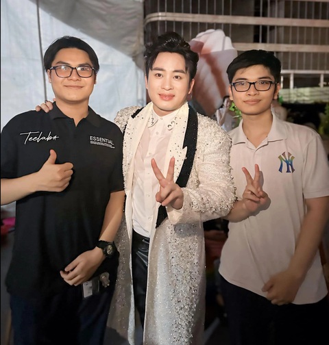 Ca sĩ Tùng Dương chụp ảnh cùng 2 sinh viên Đại học Hàng Hải (Hải Phòng) đã chở anh tới sân khấu Lễ hội Hoa Phượng Đỏ ngày 11-5-2024 kịp giờ - Ảnh: Facebook nhân vật Ca sĩ Tùng Dương chụp ảnh cùng 2 sinh viên Đại học Hàng Hải (Hải Phòng) đã chở anh tới sân khấu Lễ hội Hoa Phượng Đỏ ngày 11-5-2024 kịp giờ - Ảnh: Facebook nhân vật