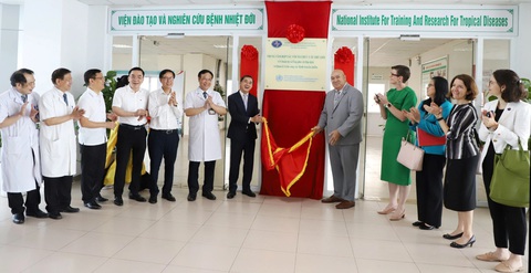 Ông Trần Văn Thuấn và TS Saia Ma'u Piukala cùng thực hiện nghi thức khánh thành Trung tâm Hợp tác với WHO - Ảnh: TRẦN MINH Ông Trần Văn Thuấn và TS Saia Ma'u Piukala thực hiện nghi thức khánh thành - Ảnh: TRẦN MINH