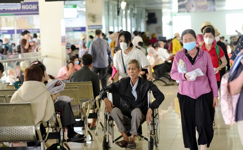 Bệnh nhân và người nhà đông đúc tại Bệnh viện Ung bướu TP.HCM cơ sở 2 (Thủ Đức) sáng 13-5 - Ảnh: D.PHAN Bệnh nhân và người nhà đông đúc tại Bệnh viện Ung bướu TP.HCM cơ sở 2 (Thủ Đức) sáng 13-5 - Ảnh: D.PHAN
