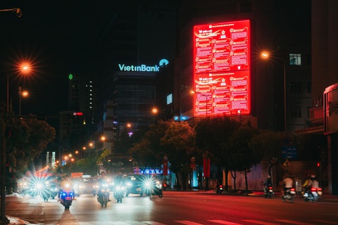 Một màn hình LED trên đường Nguyễn Văn Trỗi (quận Phú Nhuận) vẫn bật điện sau 22 giờ. Phóng viên ghi nhận hình ảnh vào lúc 23 giờ - Ảnh: THANH HIỆP Một màn hình LED trên đường Nguyễn Văn Trỗi (quận Phú Nhuận) vẫn bật điện sau 22h. Hình ảnh trên ghi nhận vào lúc 23h ngày 12-5 - Ảnh: THANH HIỆP