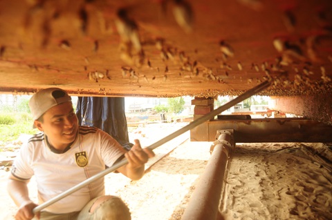 Yêu cầu hỗ trợ ngư dân ra biển trước lệnh cấm đánh bắt cá từ Trung Quốc- Ảnh 2. Ngư dân vệ sinh đáy tàu cá chuyên đánh bắt xa bờ của huyện Núi Thành, tỉnh Quảng Nam - Ảnh: B.D.