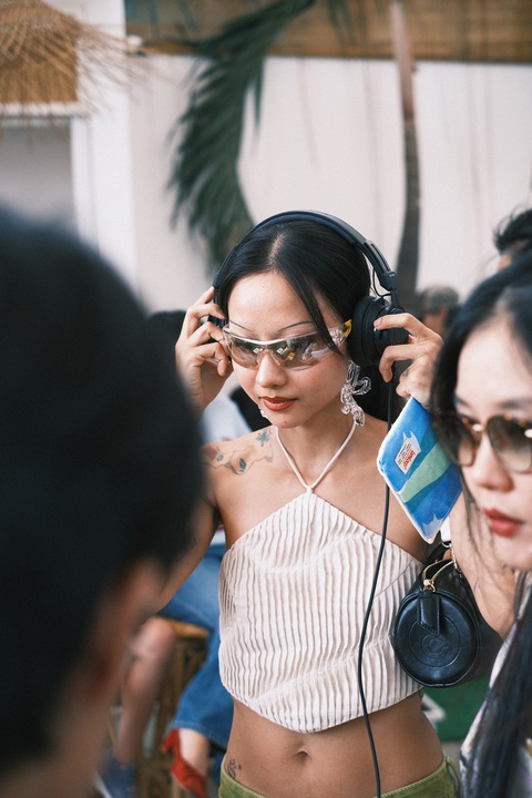 Rapper Datmaniac đổi album lấy rác?- Ảnh 4. Suboi đến nghe album của Datmaniac