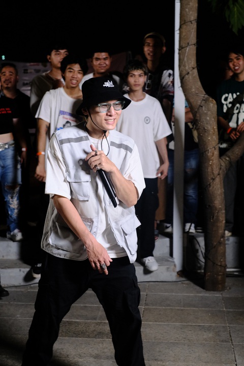 Rapper Datmaniac đổi album lấy rác?- Ảnh 2. Ra mắt album 'Sao đủ để bao phủ', rapper Datmaniac truyền thông điệp nâng cao ý thức bảo vệ môi trường thiên nhiên