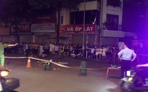 Tông nữ sinh tử vong rồi bỏ chạy, tài xế xe tải bị người dân chặn bắt- Ảnh 1. Hiện trường vụ tai nạn làm nữ sinh tử vong ở Hà Nội - Ảnh: T.L.