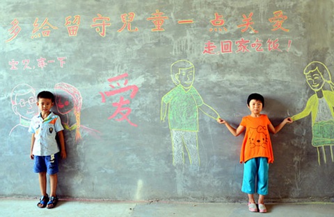 Tranh vẽ gia đình của những đứa trẻ bị “bỏ lại phía sau” ở làng Nam Quan, TP Liêu Thành, tỉnh Sơn Đông, Trung Quốc - Ảnh: CFP Tranh vẽ gia đình của những đứa trẻ bị “bỏ lại phía sau” ở làng Nam Quan, TP Liêu Thành, tỉnh Sơn Đông, Trung Quốc - Ảnh: CFP
