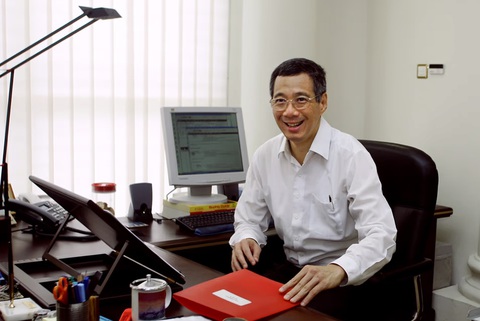 Thủ tướng Lý Hiển Long bước vào hàng ngũ huyền thoại của Singapore- Ảnh 2. Thủ tướng Lý Hiển Long ngày đầu tiên đến văn phòng làm việc mới sau khi nhậm chức, ngày 13-8-2004 - Ảnh: LIANHE ZAOBAO
