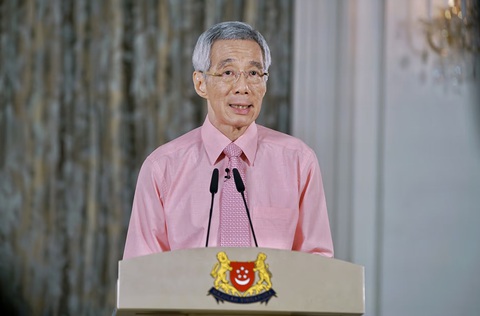 Thủ tướng Lý Hiển Long bước vào hàng ngũ huyền thoại của Singapore- Ảnh 11. Thủ tướng Lý Hiển Long ghi hình buổi phát sóng toàn quốc trong đợt bùng phát COVID-19 ngày 12-3-2020 - Ảnh: MCI