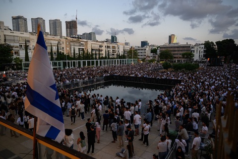 Lễ quốc khánh trầm lắng ở Israel- Ảnh 2. Người dân Israel tham gia lễ tưởng niệm tại Quảng trường Habima, thành phố Tel Aviv ngày 12-5 - Ảnh: BLOOMBERG