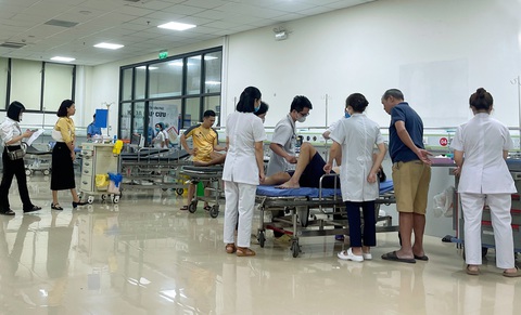 Hàng trăm công nhân nghi ngộ độc thực phẩm sau bữa ăn trưa- Ảnh 1. Lãnh đạo Bệnh viện Đa khoa tỉnh trực tiếp chỉ đạo công tác tiếp nhận, phân luồng cấp cứu - Ảnh: TRẦN HÀ