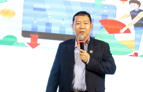 Nhà đầu tư chứng khoán là sinh viên không có kiến thức pháp luật dễ sập bẫy- Ảnh 1. Ông Huỳnh Hòa Hiệp, báo cáo viên từ cơ quan đại diện Ủy ban Chứng khoán nhà nước tại TP.HCM, trao đổi với sinh viên những thông tin, quy định mới về chứng khoán - Ảnh: TRỌNG NHÂN