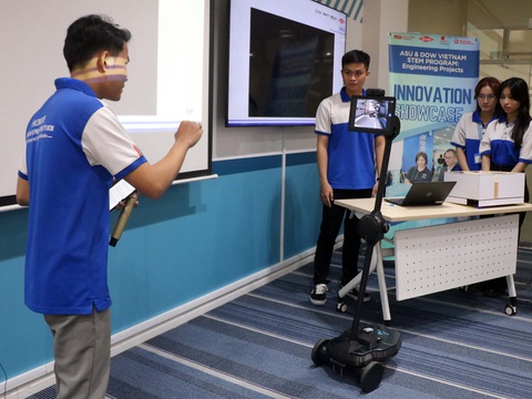 Sinh viên làm robot đa năng hỗ trợ người già- Ảnh 1. Robot có thể tương tác với người dùng thông qua màn hình máy tính - Ảnh: TRỌNG NHÂN