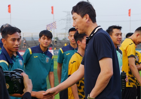 HLV Kim Sang Sik và ông Park xem đội hạng nhì thi đấu- Ảnh 1. HLV tuyển Việt Nam Kim Sang Sik bắt tay cầu thủ - Ảnh: BNFC