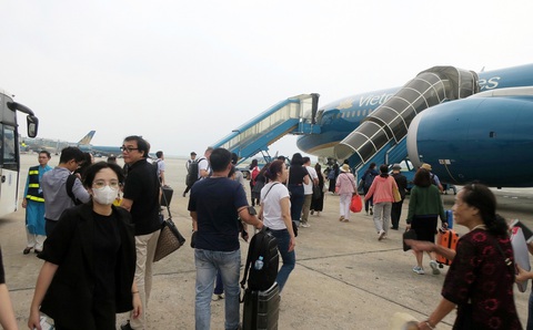 Không chỉ trong dịp lễ 30-4 vừa qua, giá vé bay vào dịp hè tới đây vẫn cao ngất ngưởng dù nhiều người đặt mua vé sớm - Ảnh: T.T.D. Không chỉ trong dịp lễ 30-4 vừa qua, giá vé bay vào dịp hè tới đây vẫn cao ngất ngưởng dù nhiều người đặt mua vé sớm - Ảnh: T.T.D.
