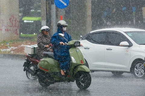 Tin mừng TP.HCM sắp mưa nhiều mưa lớn- Ảnh 1. Cơn mưa tầm tã chiều 14-5 tại quận Bình Thạnh, dự báo những ngày tới TP.HCM và Nam Bộ có mưa to - Ảnh: LÊ PHAN