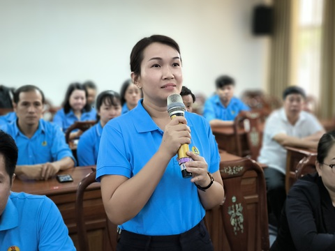 Bí thư Cần Thơ nói giải pháp giữ chân lao động ở lại Đồng bằng sông Cửu Long- Ảnh 3. Đại diện Công đoàn cơ sở huyện Phong Điền phản ảnh khó khăn và kiến nghị của người lao động với lãnh đạo TP Cần Thơ tại buổi đối thoại - Ảnh: CHÍ QUỐC
