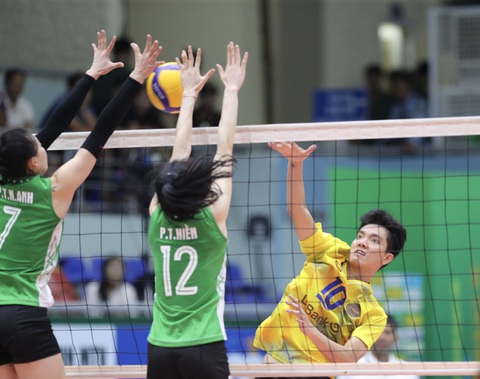 Binh Chủng Thông Tin lách khe cửa hẹp để đi tiếp ở Giải VTV9 - Bình Điền- Ảnh 2. Bích Tuyền có những pha xử lý thiếu chính xác - Ảnh: HOÀNG TUẤN
