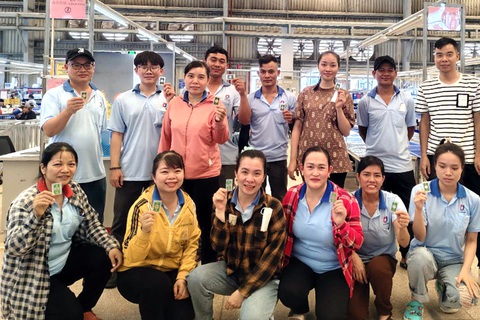 Doanh nghiệp ở Đồng Nai tặng nhẫn vàng cho 400 người lao động- Ảnh 1. Công ty TNHH Pro Well Việt Nam tặng 400 nhẫn vàng cho người lao động làm đủ thâm niên 4 năm - Ảnh: Công đoàn công ty