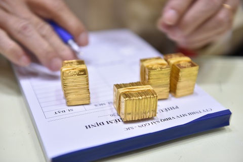 Đấu thầu vàng khởi sắc, giá vàng giảm 1 triệu đồng/lượng- Ảnh 1. Khối lượng vàng trúng thầu hôm nay lên đến 8.100 lượng vàng miếng SJC. Trong ảnh: vàng miếng SJC - Ảnh: NGỌC PHƯỢNG