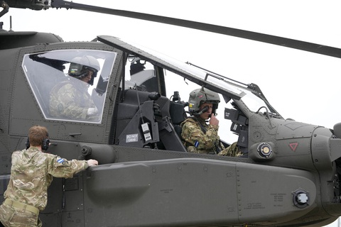 Hoàng tử William ngồi trong buồng lái trực thăng Apache, ngày 13-5 - Ảnh: AFP Hoàng tử William ngồi trong buồng lái trực thăng Apache, ngày 13-5 - Ảnh: AFP