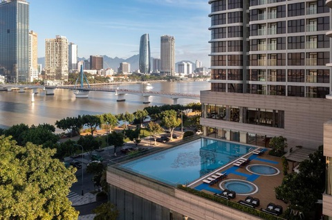 Chọn điểm ngắm pháo hoa quốc tế DIFF 2024 tại Đà Nẵng- Ảnh 2. Meliá Vinpearl Đà Nẵng Riverfront tọa lạc tại trung tâm với vị trí đắc địa bên bờ sông Hàn