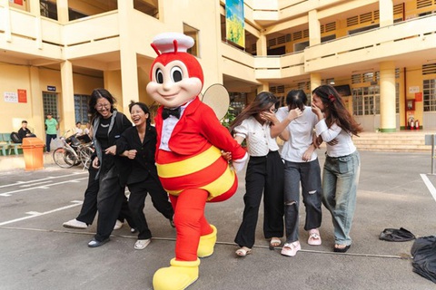 The Jolly Tour 2024 tiếp tục chinh phục sinh viên- Ảnh 5. Khoảnh khắc đáng yêu của chú ong Jollibee và các bạn sinh viên trường Đại học Bình Dương