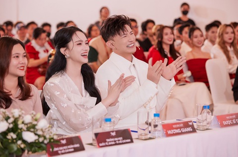 Dược sĩ Tiến 'đại náo' showbiz Việt- Ảnh 2. Dược sĩ Tiến, Hương Giang sát cánh trong nhiều hoạt động nghệ thuật