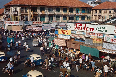 Khu vực chợ Bến Thành là nơi người Sài Gòn trước năm 1975 hay lên chơi và sắm vàng - Ảnh tư liệu Khu vực chợ Bến Thành là nơi người Sài Gòn trước năm 1975 hay lên chơi và sắm vàng - Ảnh tư liệu
