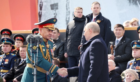 Bộ trưởng Quốc phòng Nga Sergei Shoigu (trái) và Tổng thống Vladimir Putin tại lễ kỷ niệm Ngày chiến thắng hôm 9-5 - Ảnh: Reuters Bộ trưởng Quốc phòng Nga Sergei Shoigu (trái) và Tổng thống Vladimir Putin tại lễ kỷ niệm Ngày chiến thắng hôm 9-5 - Ảnh: Reuters