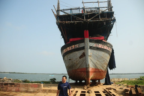 Yêu cầu hỗ trợ ngư dân ra biển trước lệnh cấm đánh bắt cá từ Trung Quốc- Ảnh 1. Tàu câu mực đi Hoàng Sa của ngư dân Núi Thành, tỉnh Quảng Nam - Ảnh: B.D.