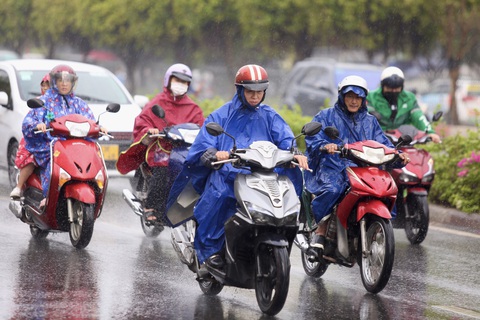Thời tiết hôm nay 15-5: Nam Bộ mưa to, Bắc Bộ mưa rất to- Ảnh 1. Dự báo thời tiết Nam Bộ có đợt mưa nhiều ngày. Mưa dông tập trung từ chiều đến tối - Ảnh: PHƯƠNG QUYÊN