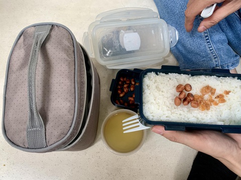 Đang ráng tiết kiệm, bị hỏi 'mua được nhiêu vàng'- Ảnh 2. Với một số bạn trẻ, nấu cơm mang đi làm tốn thời gian nhưng tiết kiệm hơn - Ảnh: MÂY TRẮNG