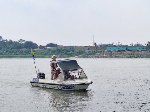 Lực lượng chức năng dùng ca nô chuyên dụng để hỗ trợ công tác tìm kiếm hai nữ sinh nghi nhảy cầu Kinh Dương Vương tại tỉnh Bắc Ninh - Ảnh: KHÁNH GIANG Lực lượng chức năng dùng ca nô chuyên dụng để hỗ trợ công tác tìm kiếm hai nữ sinh nghi nhảy cầu Kinh Dương Vương tại tỉnh Bắc Ninh - Ảnh: KHÁNH GIANG