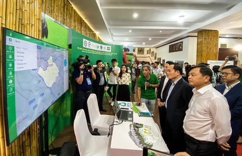 Bộ trưởng Thông tin và Truyền thông chỉ cách chuyển đổi số cho ngành nông nghiệp- Ảnh 1. Phó thủ tướng Trần Lưu Quang xem hệ sinh thái dữ liệu số phục vụ quản lý sản xuất lúa hiệu quả - Ảnh: TRỊNH LY