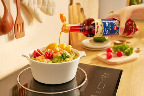 Tường An với chiến lược 'Lấp đầy gian bếp Việt'- Ảnh 2. Nước mắm Tường An 32 độ đạm được sử dụng trong các món ăn gia đình