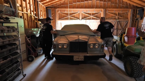 Xe Rolls-Royce quý hiếm được dùng làm… nhà kho, chỗ vui chơi cho cún cưng- Ảnh 1. Rolls-Royce Silver Wraith II 1980 này đã nằm một chỗ suốt 24 năm - Ảnh: Dennis Collins/YouTube