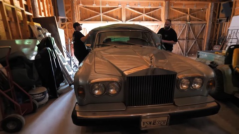 Xe Rolls-Royce quý hiếm được dùng làm… nhà kho, chỗ vui chơi cho cún cưng- Ảnh 2. Chiếc Rolls-Royce cổ điển không nằm trong một không gian sang chảnh mà chỉ là một gara, hay đúng hơn là nhà kho của một trang trại - Ảnh: Dennis Collins/YouTube