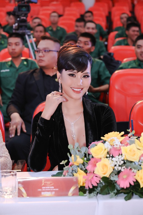 Á hậu 1 kiêm Giám đốc quốc gia Miss Universe Viet Nam Hương Ly – thành viên Ban giám khảo Giám đốc quốc gia Miss Universe Viet Nam - Á hậu 1 Hương Ly - thành viên ban giám khảo