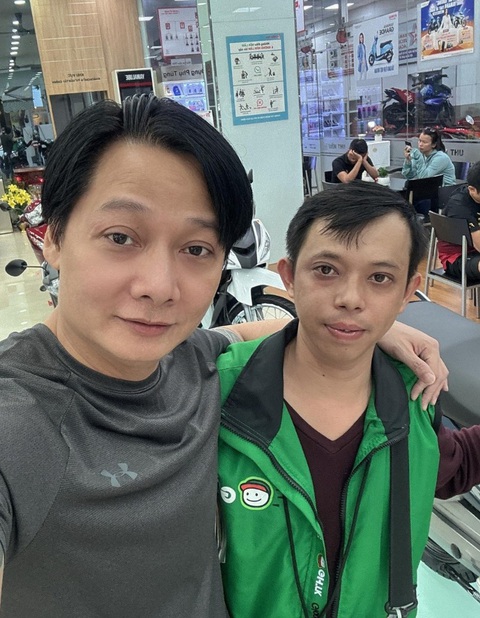 Shipper bị trộm xe lúc ngồi nghỉ, dân mạng tặng ngay cái mới- Ảnh 3. Long và người đã tặng anh chiếc xe máy mới chụp hình tại tiệm xe - Ảnh: NVCC