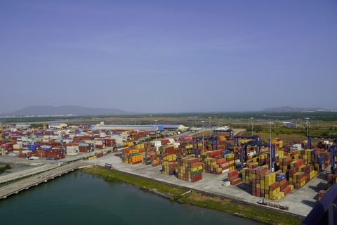 Cái Mép - Thị Vải cần gì để thành cảng trung chuyển quốc tế?- Ảnh 3. Hàng container ở cảng Cái Mép - Thị Vải - Ảnh: ĐÔNG HÀ