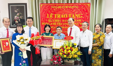 Lãnh đạo TP.HCM trao huy hiệu Đảng cho đảng viên cao tuổi- Ảnh 1. Ông Nguyễn Hồ Hải cùng các thành viên trong đoàn trao huy hiệu Đảng cho ông Trương Công Minh - Ảnh: THÀNH ỦY TP.HCM