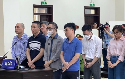 Cựu bộ trưởng Bộ Y tế Nguyễn Thanh Long hầu tòa phúc thẩm- Ảnh 2. Các bị cáo tại toà - Ảnh: HIỂU PHONG