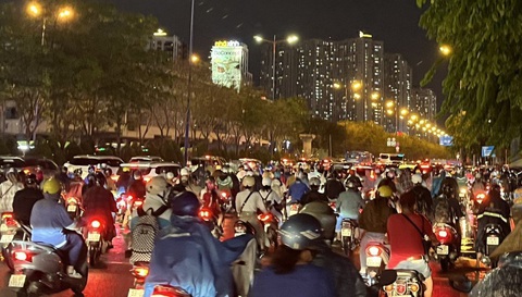 Giao thông TP.HCM hỗn loạn sau trận mưa lớn nhất từ đầu năm- Ảnh 3. Dòng xe ùn ứ kéo dài, nhích từng chút trên đường Võ Nguyên Giáp (TP Thủ Đức), đoạn gần cầu Sài Gòn, hướng về cầu Rạch Chiếc - Ảnh: Người dân cung cấp
