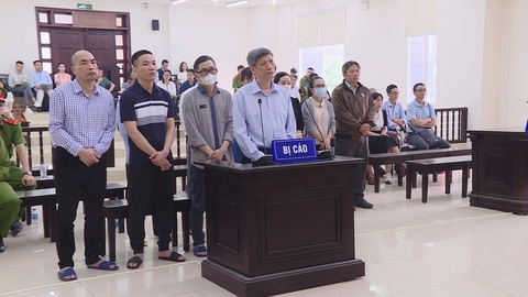 Tổng giám đốc Việt Á xin tòa giải đáp một số thắc mắc để 'đi tù tâm lý thoải mái hơn'- Ảnh 2. Các bị cáo tại tòa - Ảnh: HIỂU PHONG