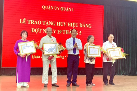 Quận 1 trao huy hiệu Đảng cho 143 đảng viên- Ảnh 1. Chủ tịch UBND quận 1 trao huy hiệu Đảng cho các đảng viên - Ảnh: P.L.