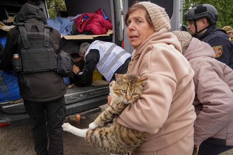 Người dân ở thị trấn Vovchansk vùng Kharkov đi di tản ngày 13-5 - Ảnh: REUTERS Người dân ở thị trấn Vovchansk vùng Kharkov di tản ngày 13-5 - Ảnh: REUTERS