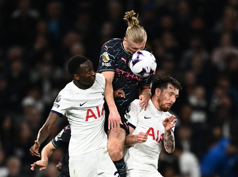 Man City vươn lên ngôi đầu, nắm quyền tự quyết trong cuộc đua vô địch Premier League- Ảnh 3. Thất bại trước Man City khiến Tottenham không còn cơ hội giành vé dự Champions League - Ảnh: REUTERS
